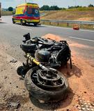 Motocyklista uderzył w bariery energochłonne