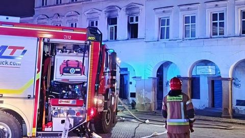 Strażacy postawieni na nogi. Nocna walka z pożarem budynku