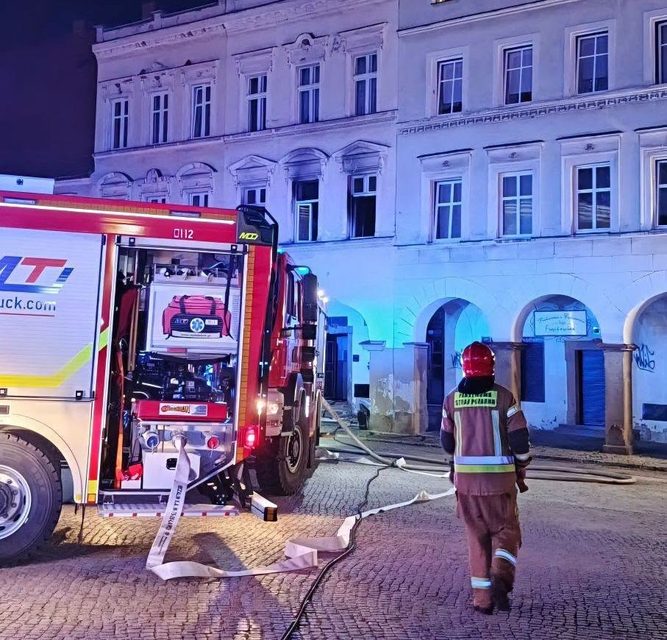 Strażacy postawieni na nogi. Nocna walka z pożarem budynku