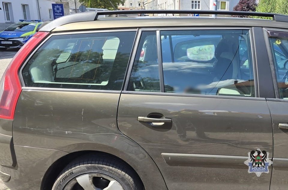 Skrytykował kobietę jak parkuje, to zarysowała mu w akcie zemsty auto...