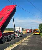 Ciężarówka zahaczyła o linię energetyczną. Kierowca został porażony