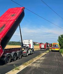 Ciężarówka zahaczyła o linię energetyczną. Kierowca został porażony