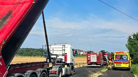 Ciężarówka zahaczyła o linię energetyczną. Kierowca został porażony