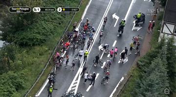 Kraksa podczas Tour de Pologne przed Piechowicami: ok. 20 kolarzy na trasie