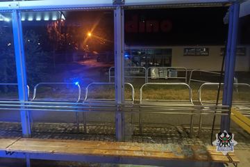 Kompletnie pijany ruszył z młotkiem na wiatę przystankową