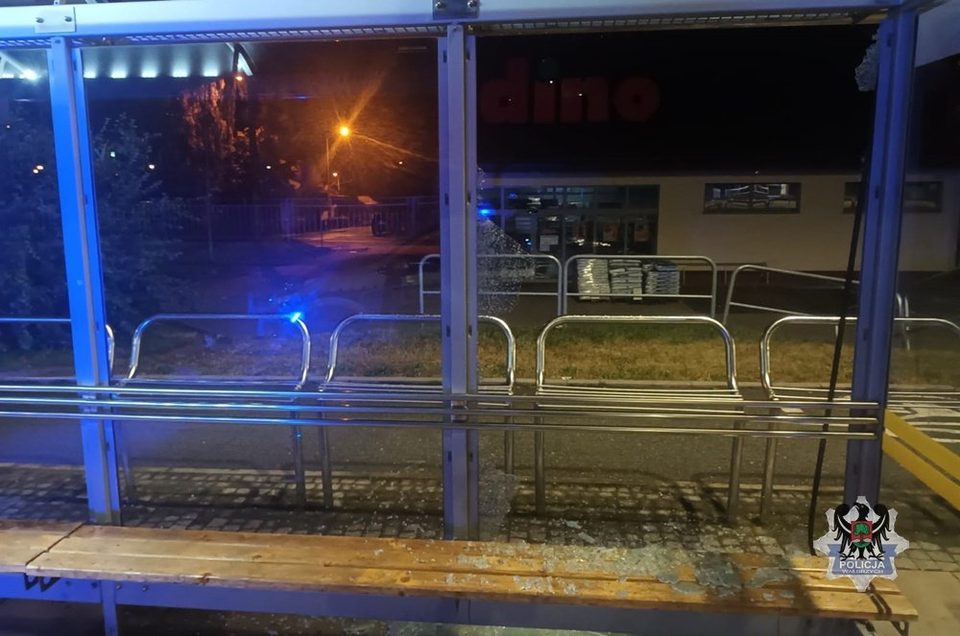 Kompletnie pijany ruszył z młotkiem na wiatę przystankową