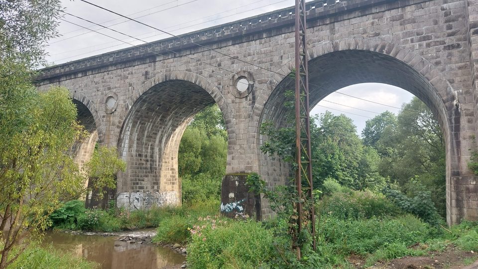 Kamienny olbrzym nad Bobrem. Ten wiadukt w Janowicach Wielkich ma niezwykłą historię