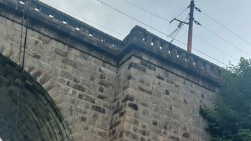 Kamienny olbrzym nad Bobrem. Ten wiadukt w Janowicach Wielkich ma niezwykłą historię