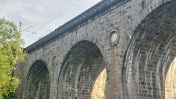 Kamienny olbrzym nad Bobrem. Ten wiadukt w Janowicach Wielkich ma niezwykłą historię