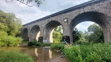 Kamienny olbrzym nad Bobrem. Ten wiadukt w Janowicach Wielkich ma niezwykłą historię