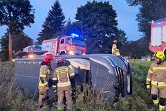 "Renówka" na boku, kierowca poszukiwany