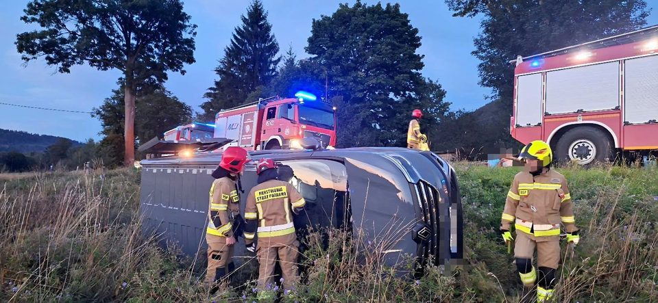 "Renówka" na boku, kierowca poszukiwany