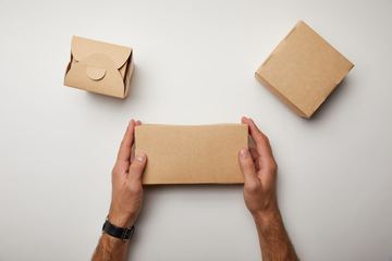 Tani sklep z kartonami wysyłkowymi - jak bezpiecznie spakować paczkę do wysyłki kurierskiej?