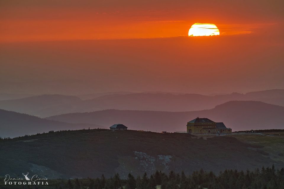 Zaćmienie Słońca nad Karkonoszami. O której patrzeć i jak przygotowuje się Damian Cincio