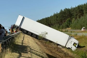 Walka o życie kierowcy trwała ponad dwie godziny. Trasa wciąż zablokowana!