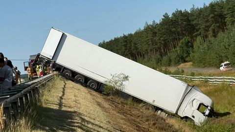 Walka o życie kierowcy trwała ponad dwie godziny. Trasa wciąż zablokowana!