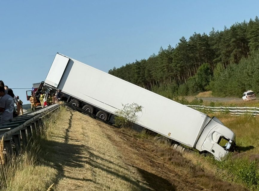 Walka o życie kierowcy trwała ponad dwie godziny. Trasa wciąż zablokowana!