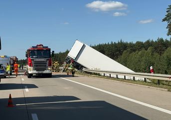 Walka o życie kierowcy trwała ponad dwie godziny. Trasa wciąż zablokowana!