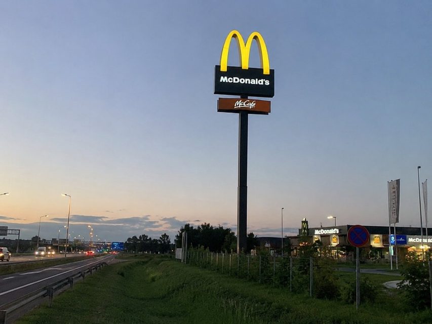 Podróżni w trasie nie lubią eksperymentować z jedzeniem