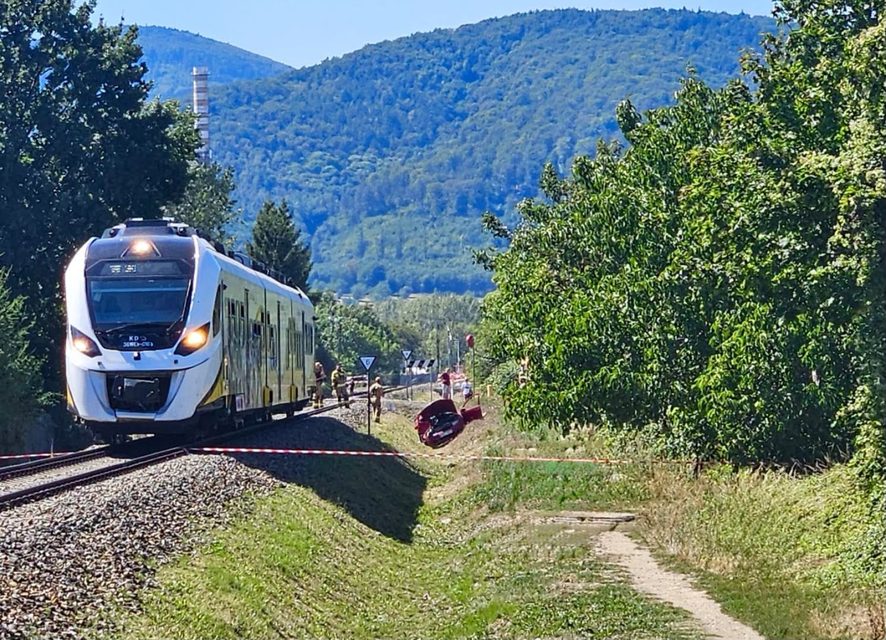 Chwile grozy na przejeździe, zderzenie Skody z szynobusem