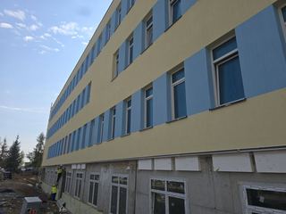 Budynek H nabiera kolorów. Pierwsza część elewacji już odsłonięta