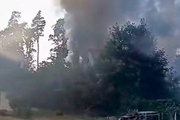 Rozwinięty pożar budynku, droga zablokowana