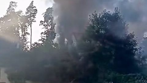 Rozwinięty pożar budynku, droga zablokowana