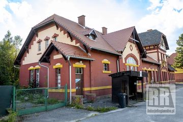 Zabytkowy budynek dworca przechodzi remont