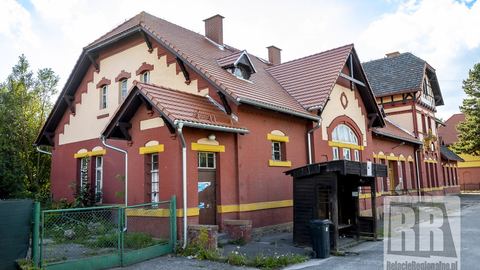 Zabytkowy budynek dworca przechodzi remont
