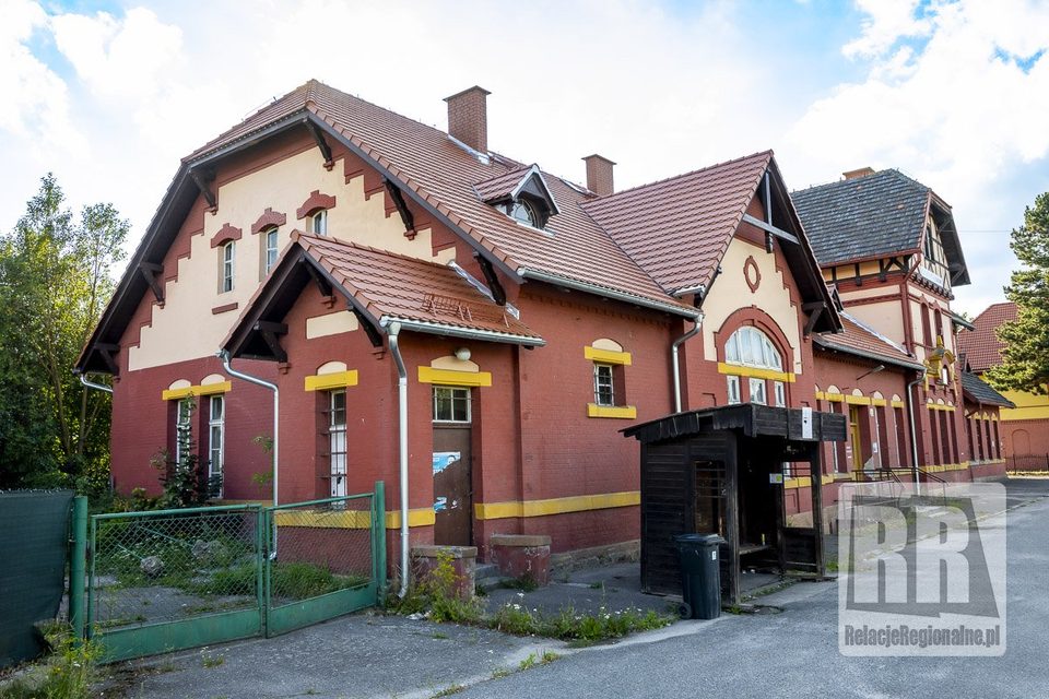 Zabytkowy budynek dworca przechodzi remont
