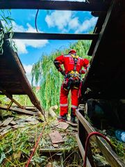 Drzewa runęły na dach budynku mieszkalnego