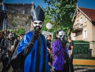 Mroczny strój a wiara. W co wierzą uczestnicy Castle Party?