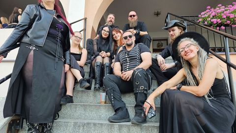 Mroczny strój a wiara. W co wierzą uczestnicy Castle Party?