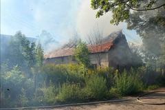 Groźny pożar pustostanu, trwa walka strażaków