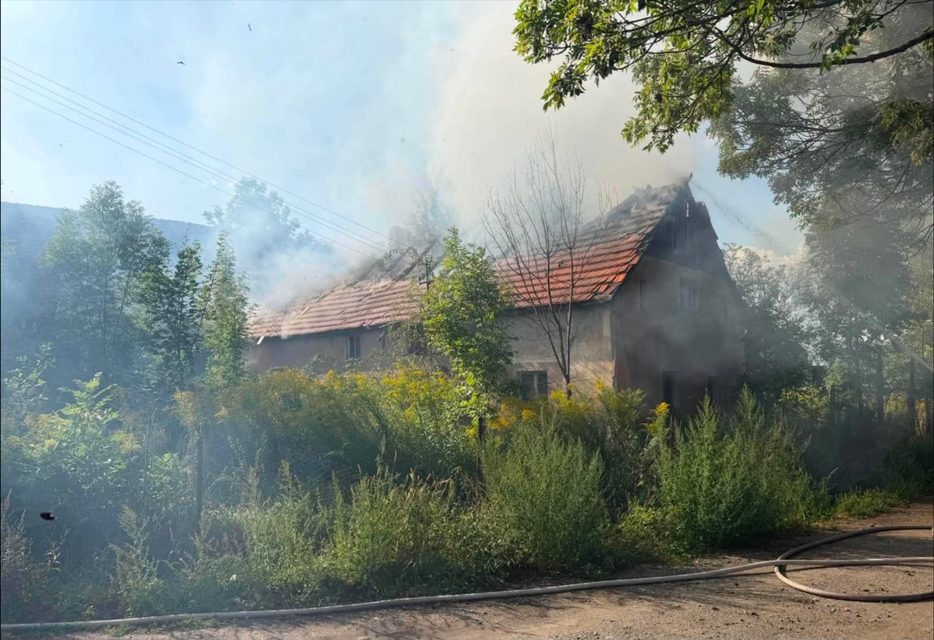 Groźny pożar pustostanu, trwa walka strażaków