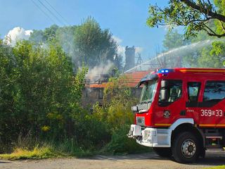 Groźny pożar pustostanu, trwa walka strażaków