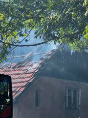 Groźny pożar pustostanu, trwa walka strażaków