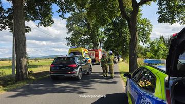 Kobieta wypadła z drogi i uderzyła w drzewo
