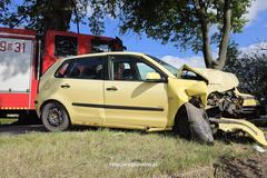Kobieta wypadła z drogi i uderzyła w drzewo
