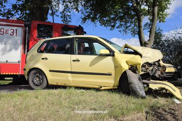 Kobieta wypadła z drogi i uderzyła w drzewo
