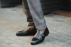 Czółenka czy sneakersy? Jak dobrać buty do charakteru stylizacji?