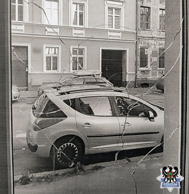 20-letni wandal wybił szybę i kopał w drzwi