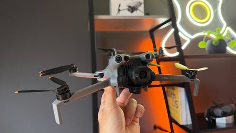 Rodzinne wakacje z powietrza. Zobacz, dlaczego obsługa DJI Neo 2 jest tak dziecinnie prosta!