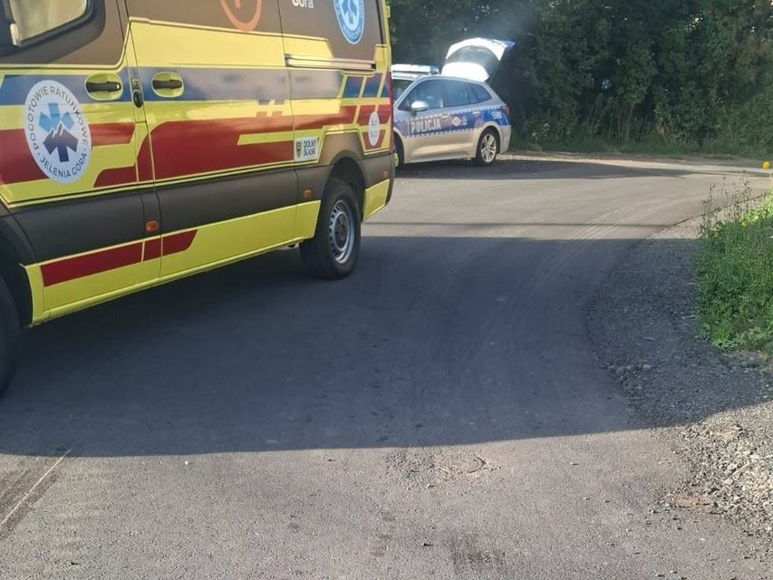 Groźne zderzenie kierowcy osobówki z rowerzystą, który z poważnymi obrażeniami trafił do szpitala