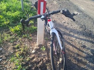 Groźne zderzenie kierowcy osobówki z rowerzystą, który z poważnymi obrażeniami trafił do szpitala