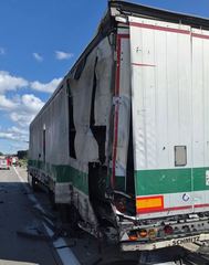 Dzień jak co dzień na A4... Ciężarówka na boku i poza barierami