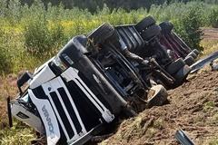 Dzień jak co dzień na A4... Ciężarówka na boku i poza barierami
