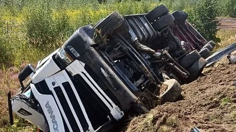 Dzień jak co dzień na A4... Ciężarówka na boku i poza barierami