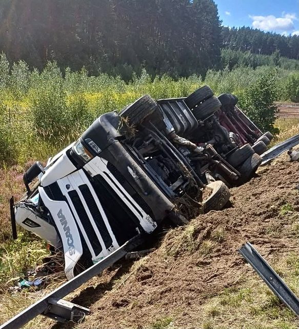 Dzień jak co dzień na A4... Ciężarówka na boku i poza barierami