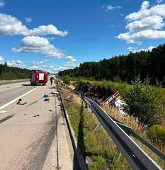 Dzień jak co dzień na A4... Ciężarówka na boku i poza barierami